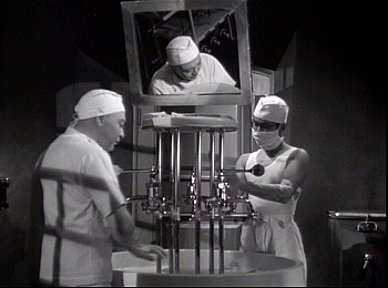 『狂恋：魔人ゴーゴル博士』 1935、約24分：手術準備室