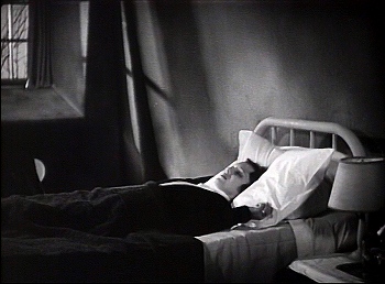 『狂恋：魔人ゴーゴル博士』 1935、約25分：別室で休むヒロイン