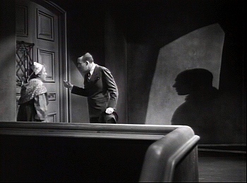 『狂恋：魔人ゴーゴル博士』 1935、約41分：階段を上がった先と影