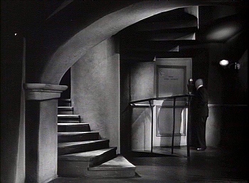 『狂恋：魔人ゴーゴル博士』 1935、約42分：玄関広間附近