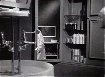 『狂恋：魔人ゴーゴル博士』 1935、約49分：手術準備室、鏡に映る鏡
