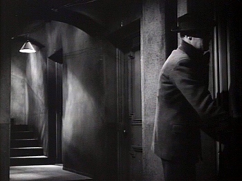 『狂恋：魔人ゴーゴル博士』 1935、約51分：待ちあわせ場所へ向かうピアニスト