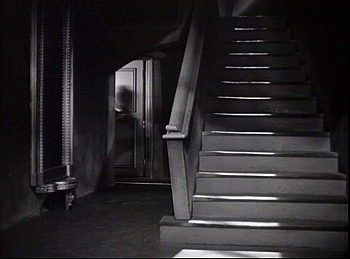 『狂恋：魔人ゴーゴル博士』 1935、約56分：裏口を入った先の階段、壁に大鏡