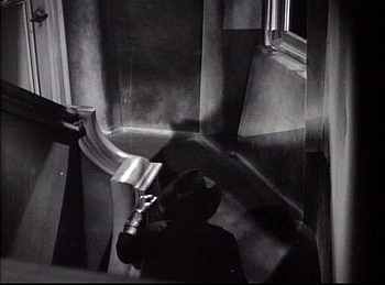 『狂恋：魔人ゴーゴル博士』 1935、約59分：裏口を入った先の階段の踊り場、俯瞰