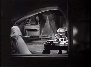 『狂恋：魔人ゴーゴル博士』 1935、約1時間1分：書斎、窓の外から