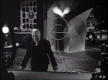 『狂恋：魔人ゴーゴル博士』 1935、約1時間2分：書斎、奥に止まり木、羽ばたく鸚鵡