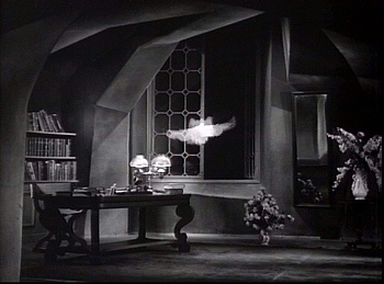 『狂恋：魔人ゴーゴル博士』 1935、約1時間5分：書斎、窓の方、羽ばたく鸚鵡