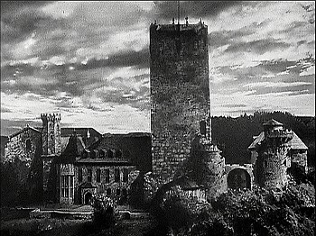 『古城の妖鬼』 1935、約4分：城、外観