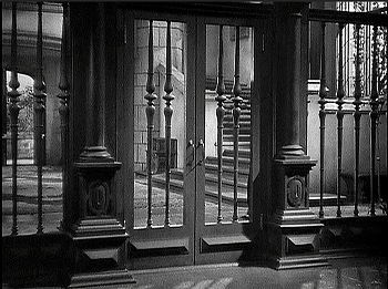 『古城の妖鬼』 1935、約7分：仕切りの向こうに階段広間