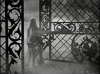 『古城の妖鬼』 1935、約16分：装飾格子の門、霧つき