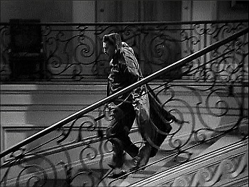 『古城の妖鬼』 1935、約18分：男爵邸、湾曲階段