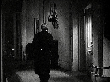 『古城の妖鬼』 1935、約25分：男爵邸、二階廊下