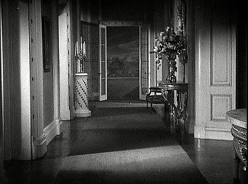 『古城の妖鬼』 1935、約30分：男爵邸、二階廊下