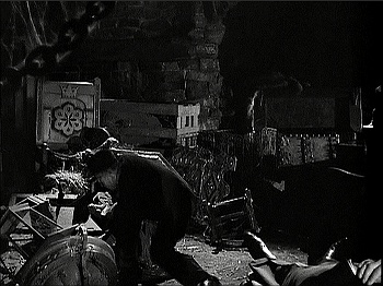 『古城の妖鬼』 1935、約44分：城の地下、倉庫状の部屋