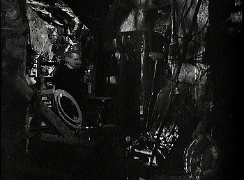 『古城の妖鬼』 1935、約47分：城の地下、通路