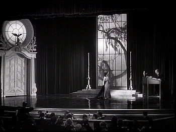 『大鴉』 1935、約10分：舞台
