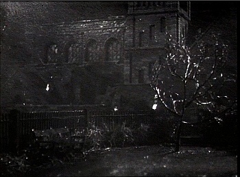 『大鴉』 1935、約37分：嵐の夜の屋敷、外観