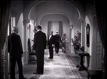 『大鴉』 1935、約37分：二階廊下