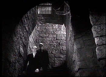 『大鴉』 1935、約40分：地下への隠し階段