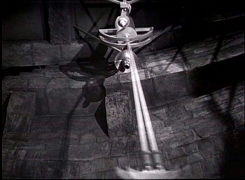 『大鴉』 1935、約41分：揺れる鎌つき振子