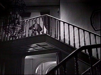 『大鴉』 1935、約51分：階段広間、一階から見上げる