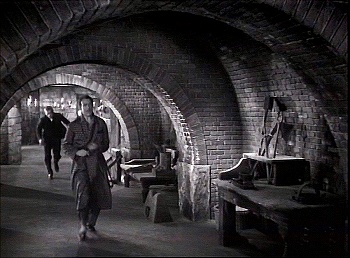 『大鴉』 1935、約54分：入口側から見た「拷問博物館」