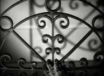 『倫敦の人狼』 1935、約37分：叔母の部屋、欄干とその影、毛むくじゃらの手付き