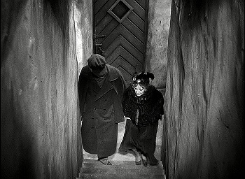 『倫敦の人狼』 1935、約48分：宿、最初の階段