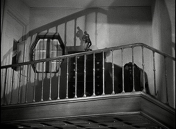 『倫敦の人狼』 1935、約1時間11分：玄関の上の回廊
