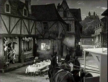 『女ドラキュラ』 1936、約1時間3分：村と城
