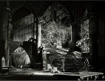 『女ドラキュラ』 1936、約1時間5分：『魔人ドラキュラ』(1931)の大階段
