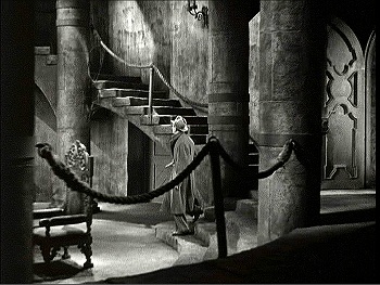 『女ドラキュラ』 1936、約1時間6分：第2広間(右手)