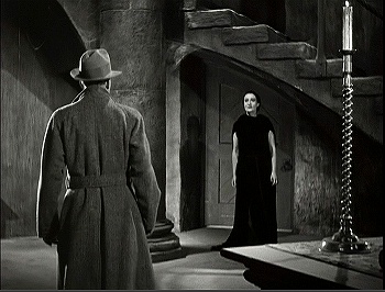 『女ドラキュラ』 1936、約1時間6分：第2広間階段下の扉口