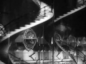 『来るべき世界』 1936、約1時間6分：地下都市の建造、回転する螺旋階段