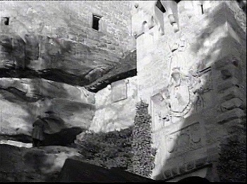 『大いなる幻影』 1937　約55分：城壁下の通路から仰視