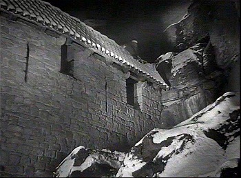 『大いなる幻影』 1937　約1時間21分：歩廊から城壁の下の巨石群へ