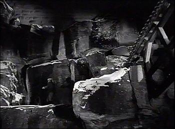 『大いなる幻影』 1937　約1時間21分：城壁の下の巨石群