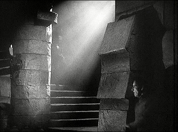 『ゼンダ城の虜』 1937、約1時間23分：階段（下方）