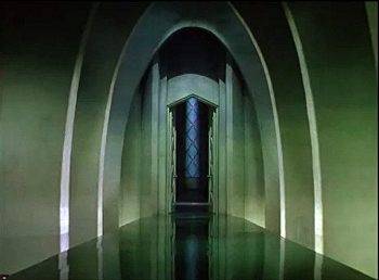 『オズの魔法使』 1939　約1時間9分：オズの間への廊下、奥の扉