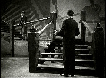 『フランケンシュタイン復活』 1939　約10分：玄関広間の階段、登り口附近