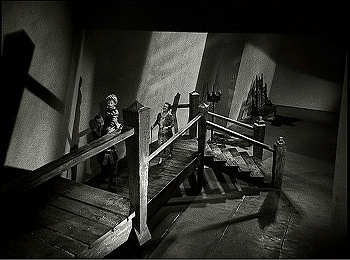 『フランケンシュタイン復活』 1939　約52分：玄関広間の階段、上から