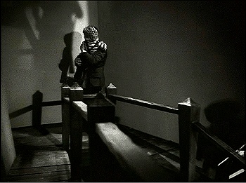 『フランケンシュタイン復活』 1939　約52分：玄関広間の階段、上方