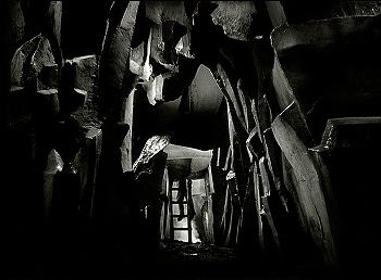 『フランケンシュタイン復活』 1939　約1時間34分：洞窟状隠し通路、奥に硫黄沼の孔の梯子