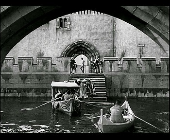 『恐怖のロンドン塔』 1939　約2分：濠からの入口