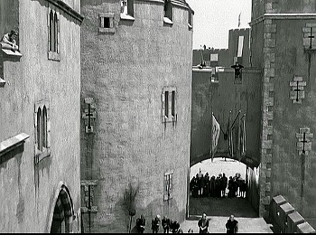 『恐怖のロンドン塔』 1939　約6分：中庭への通路近辺