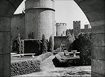 『恐怖のロンドン塔』 1939　約31分：城内の庭園