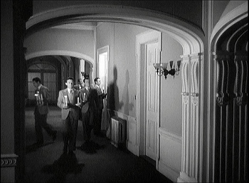 『ゴースト・ブレーカーズ』 1940、約2分：ホテルの廊下、蠟燭を配る従業員たち