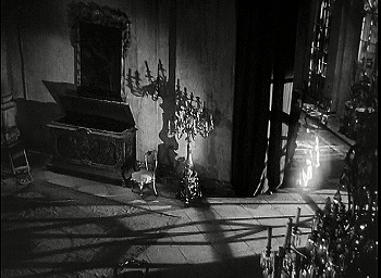 『ゴースト・ブレーカーズ』 1940、約1時間：長櫃から玄関の方へ向かう幽霊