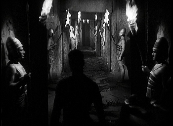 『ミイラの復活』 1940、約4分：玄室への廊下、『ミイラ再生』(1932)より