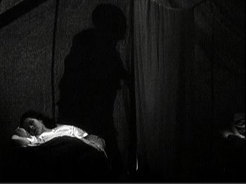 『ミイラの復活』 1940、約54分：テントに映る影